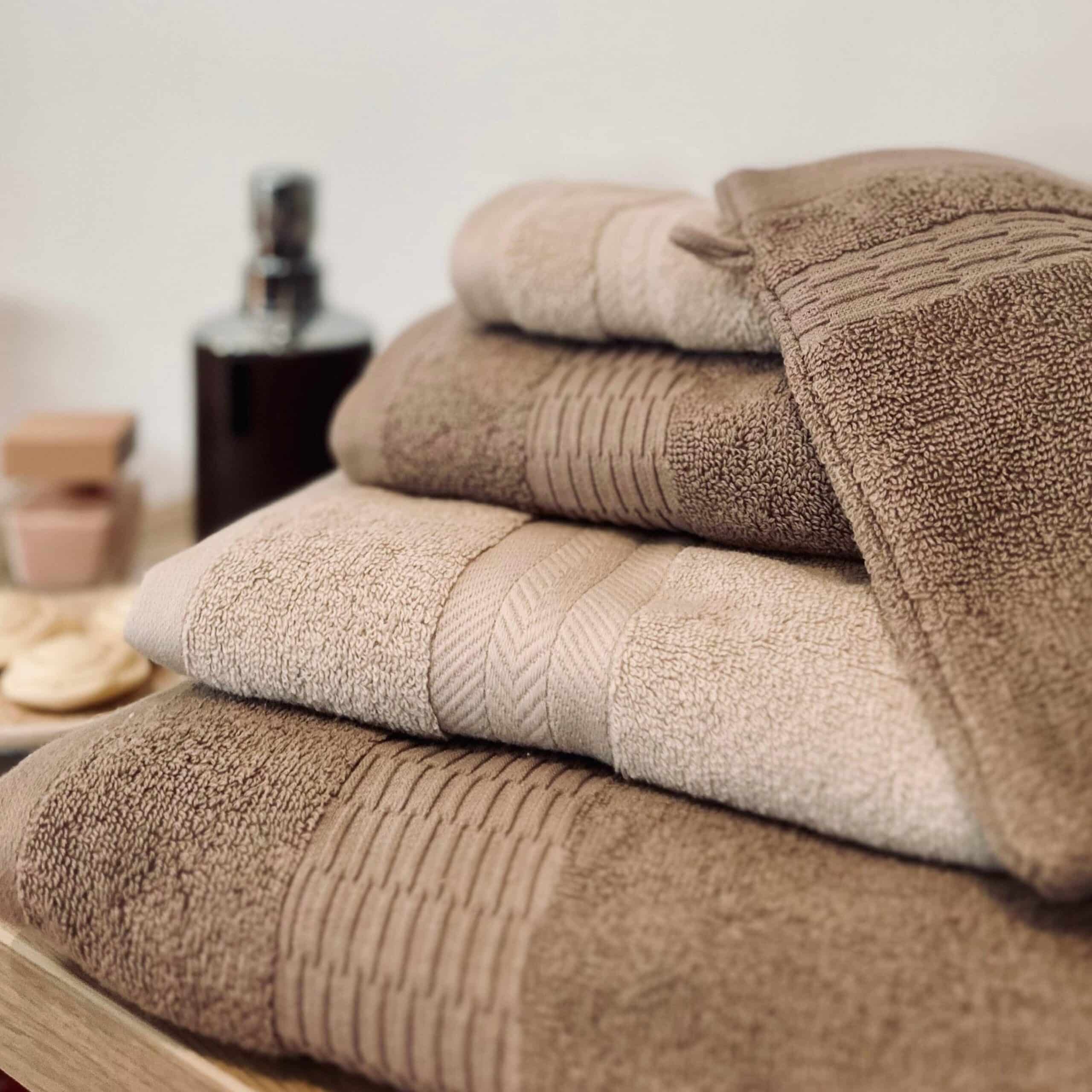Ensemble de linge éponge Isabelle en coton 500 g/m² composé de serviettes, draps de bain, tapis de bain et gant de toilette disponibles en plusieurs coloris.