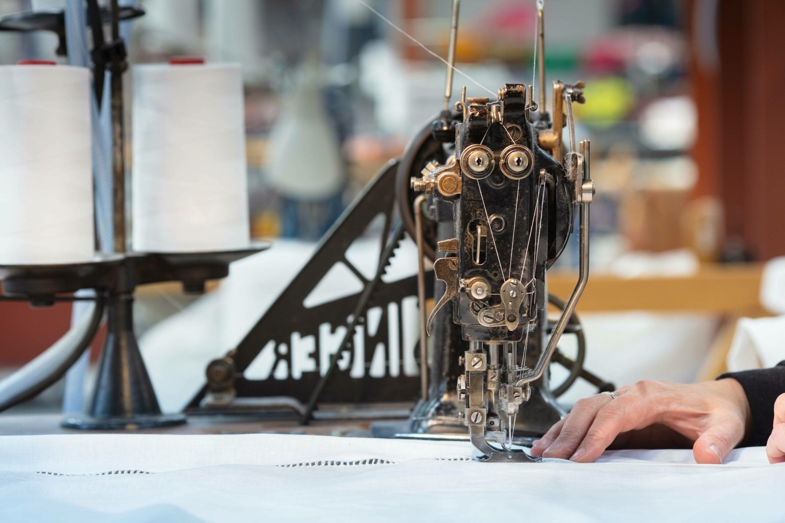 Couture d'un produit Norlinge en atelier