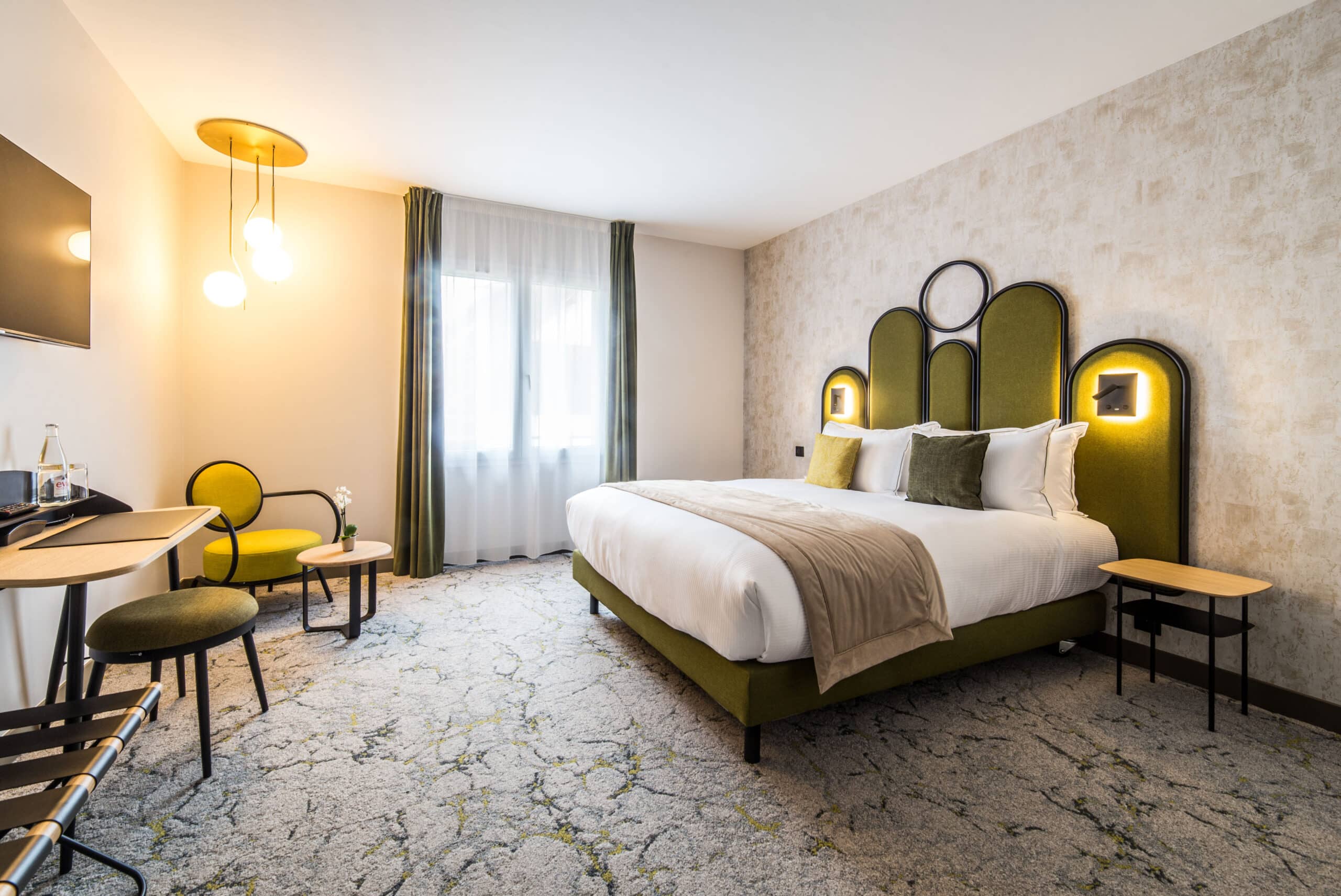 Chambre d’hôtel contemporaine en Champagne avec rideaux velours occultants non feu vert et voilage blanc professionnel – réalisation Norlinge