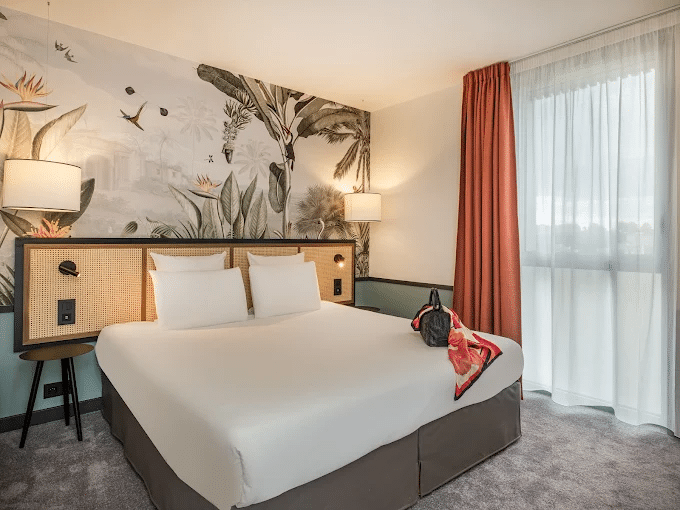 Rideaux obscurcissants Dimout et voilages dans une chambre du Mercure Le Mans Batignolles – aménagement textile Norlinge