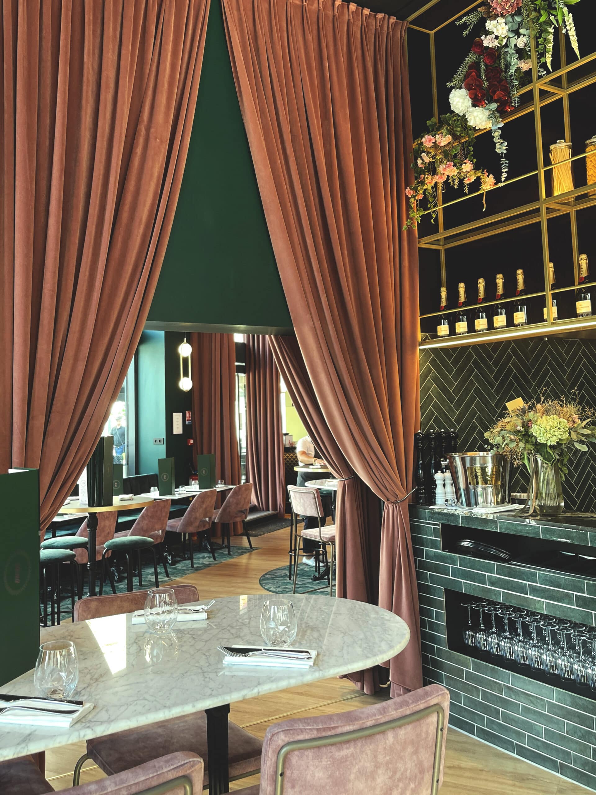 Rideaux velours décoratifs avec embrasses dans la salle du restaurant Cacio Pepe