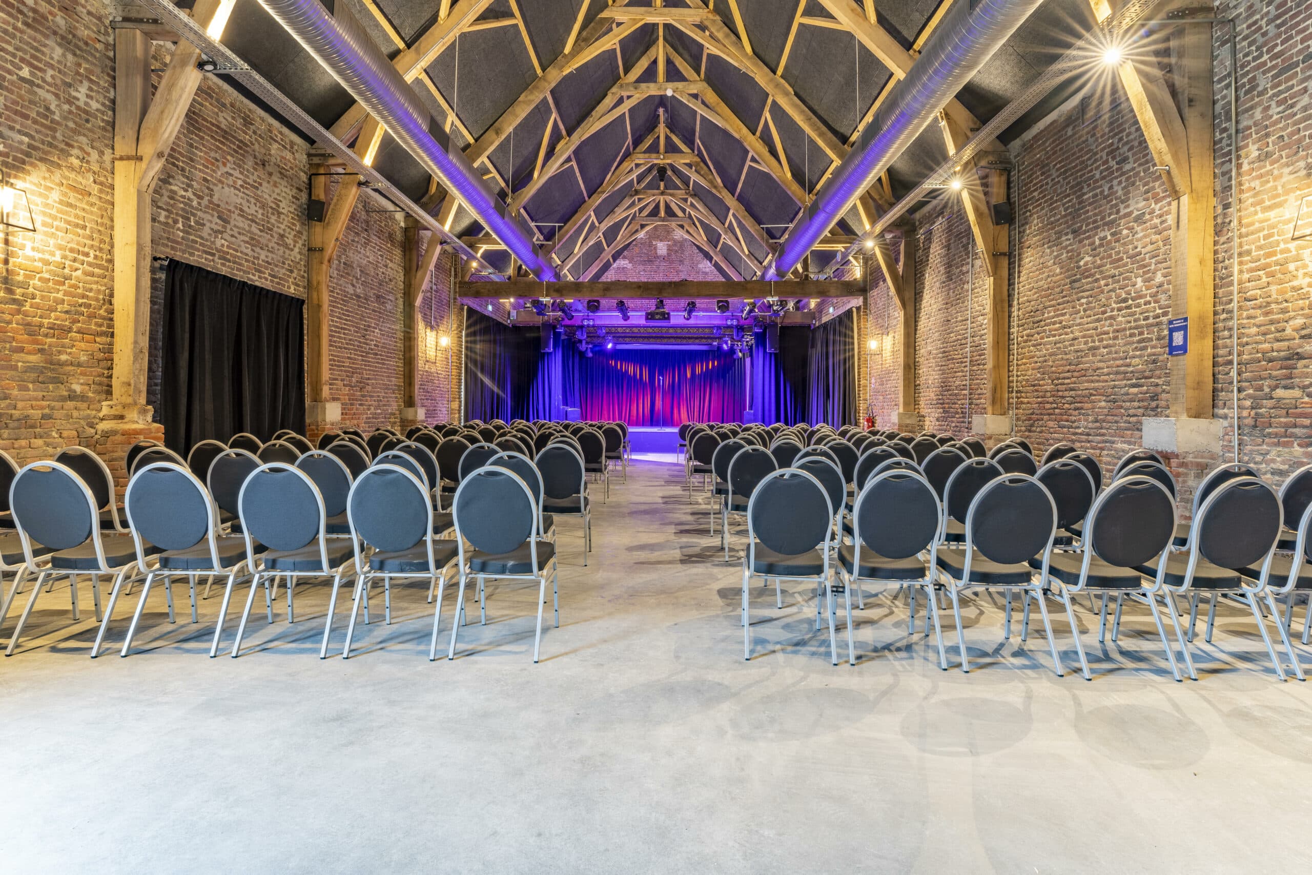 Salle de spectacle Aux Enfants Terribles à Marquette-lez-Lille avec rideaux de scène acoustiques en velours M1 installés par Norlinge
