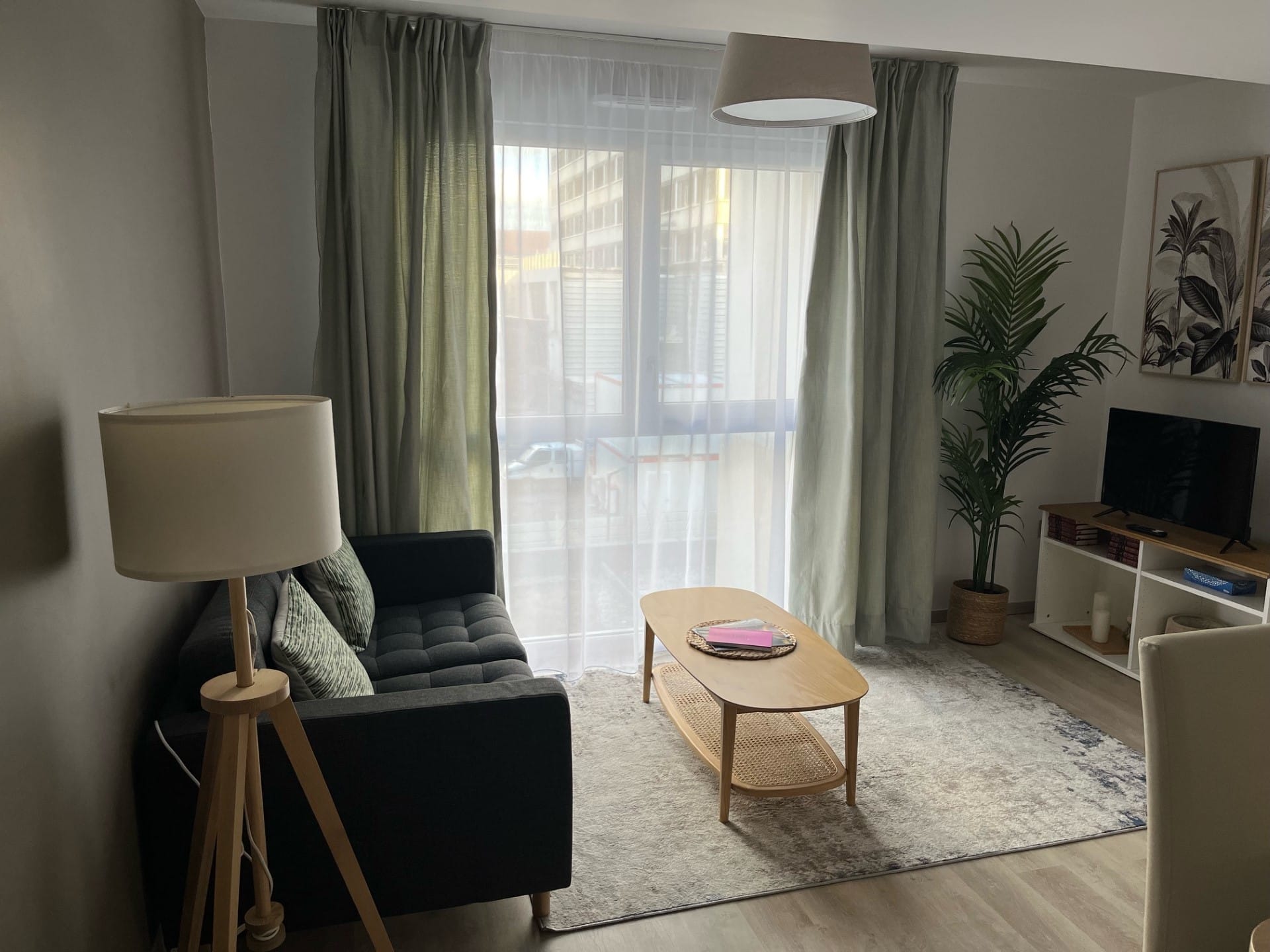 Rideaux et voilage sur mesure dans salon d’appartement en résidence senior avec mobilier contemporain