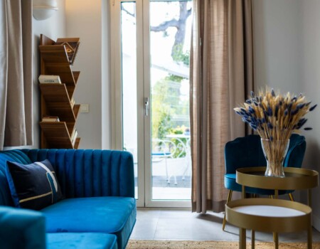 Détail d’un voilage effet lin filtrant la lumière dans un hôtel