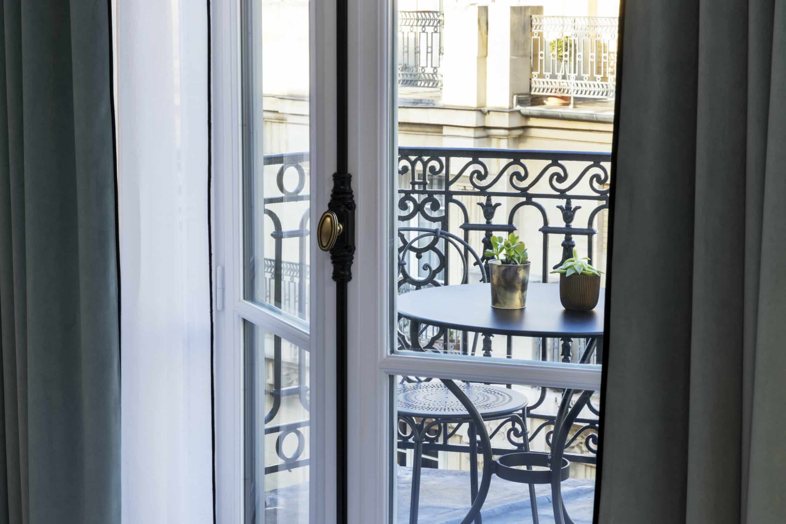 rideaux occultants sur mesure dans une chambre d’hôtel avec vue extérieure et lumière naturelle contrôlée