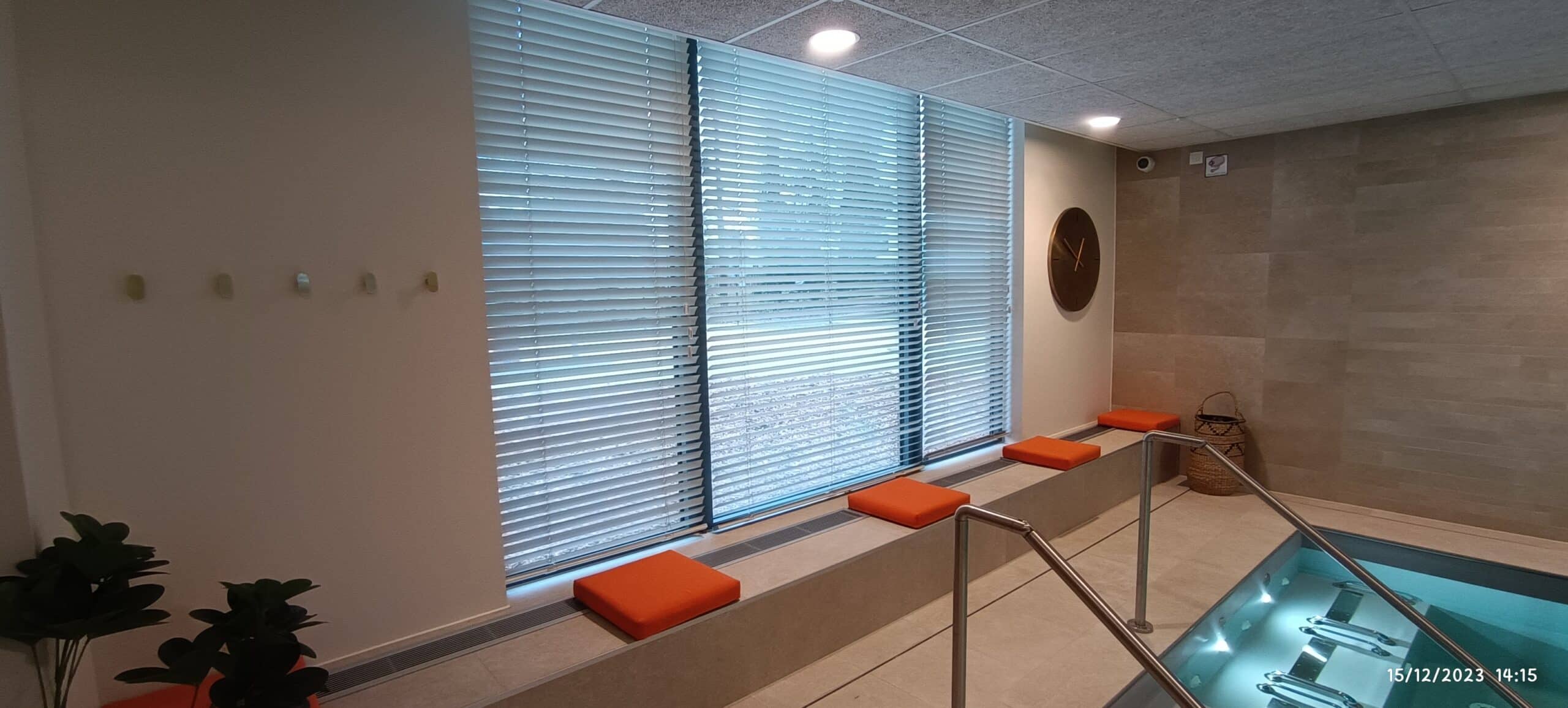 Stores vénitiens aluminium installés dans un espace piscine de résidence senior à Court-Saint-Étienne permettant de gérer la lumière et préserver l’intimité