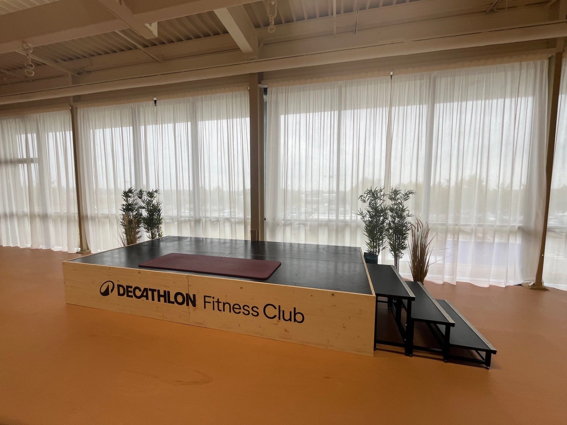 Zone de coaching fitness avec voilage blanc et lumière naturelle filtrée