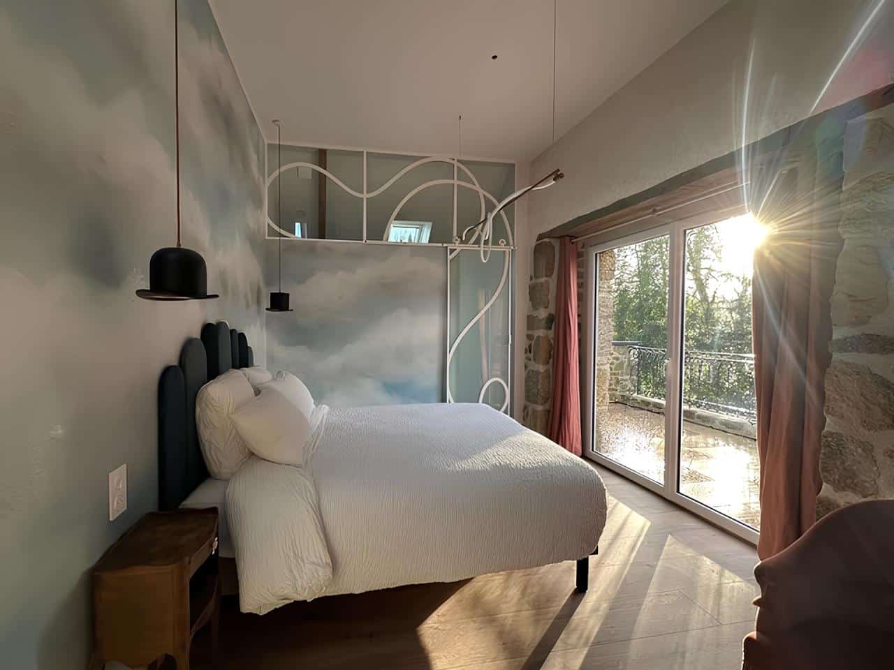 Linge de lit professionnel blanc froissé installé dans une chambre d’hôtes avec tête de lit décorative et literie Norlinge