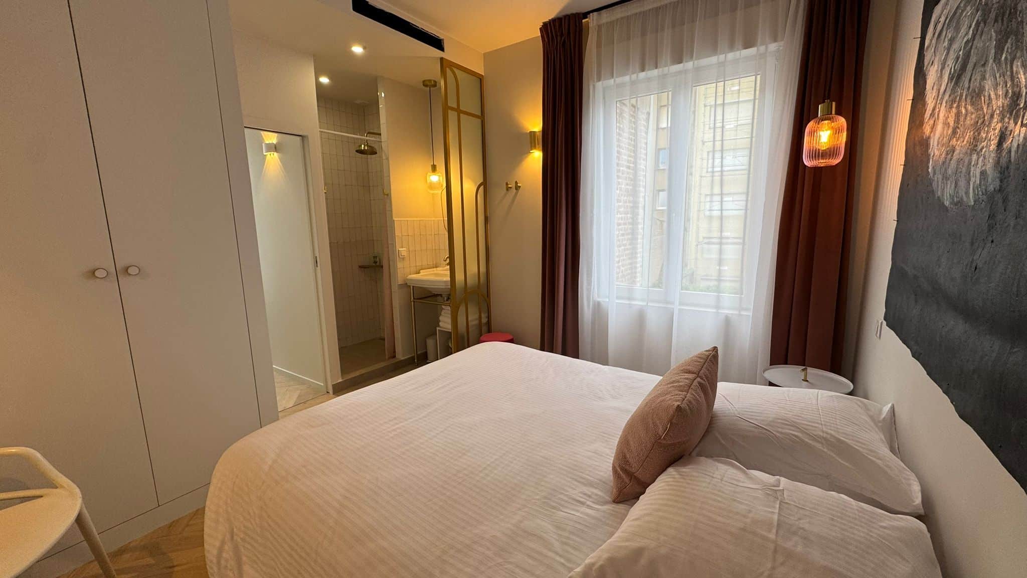 Rideaux velours occultants et voilages sur mesure installés dans une chambre du gîte Le Coruja au Touquet-Paris-Plage