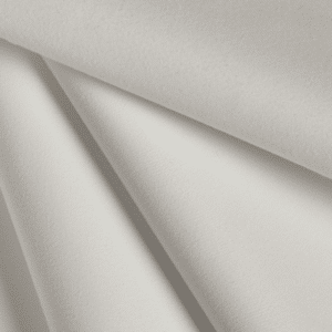 Tissu occultant Chelsea avec drapé mettant en valeur sa texture douce en microfibres, idéal pour la confection de rideaux et nappes sur mesure.