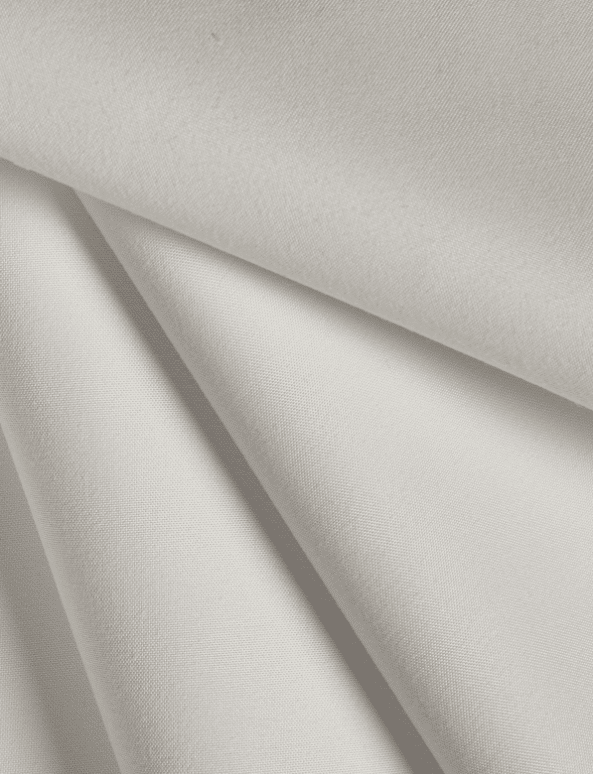 Tissu occultant Chelsea avec drapé mettant en valeur sa texture douce en microfibres, idéal pour la confection de rideaux et nappes sur mesure.