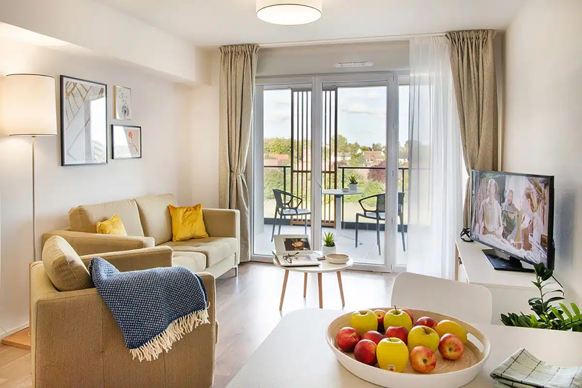 Appartement de résidence senior équipé de rideaux sur mesure, voilages et coussins décoratifs réalisés par Norlinge.