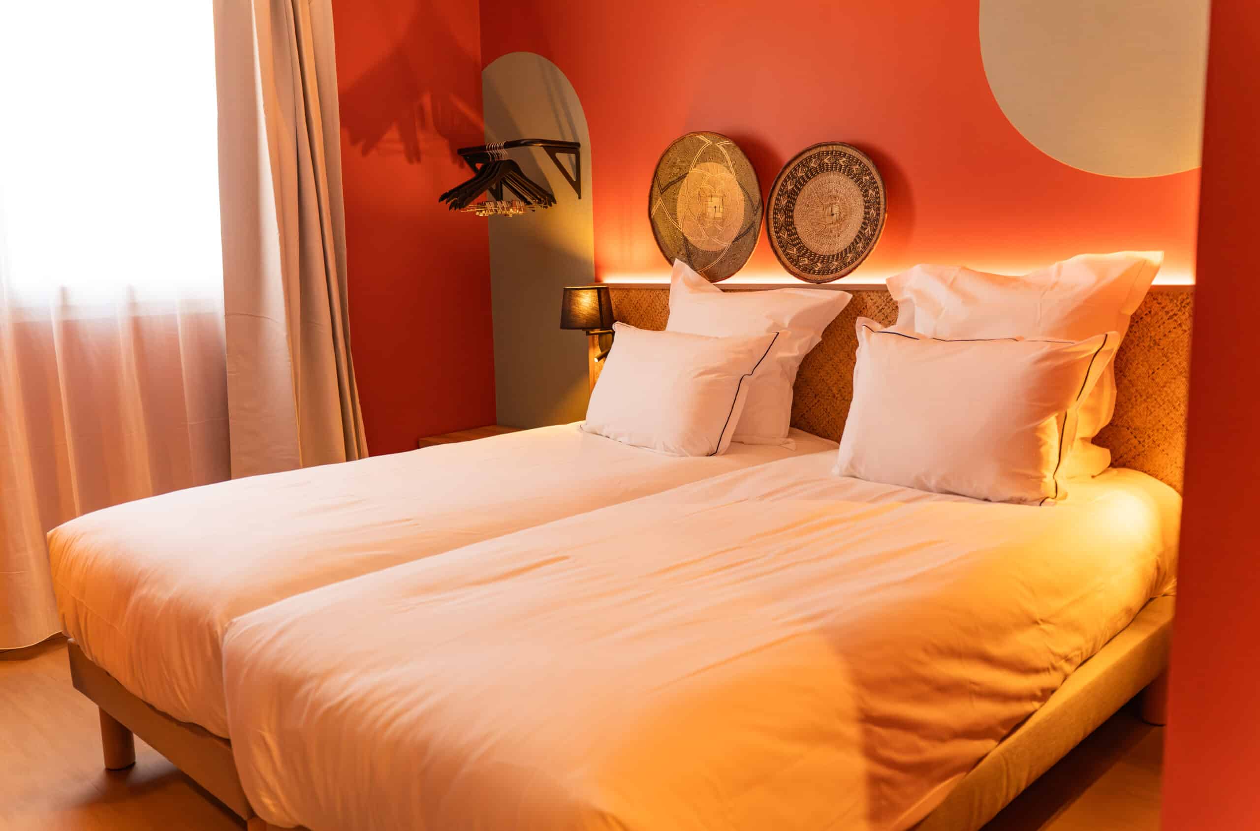 Rideaux occultants LISBOA et voilage VERONA sur mesure dans une chambre du Best Western Perpignan Aéroport.