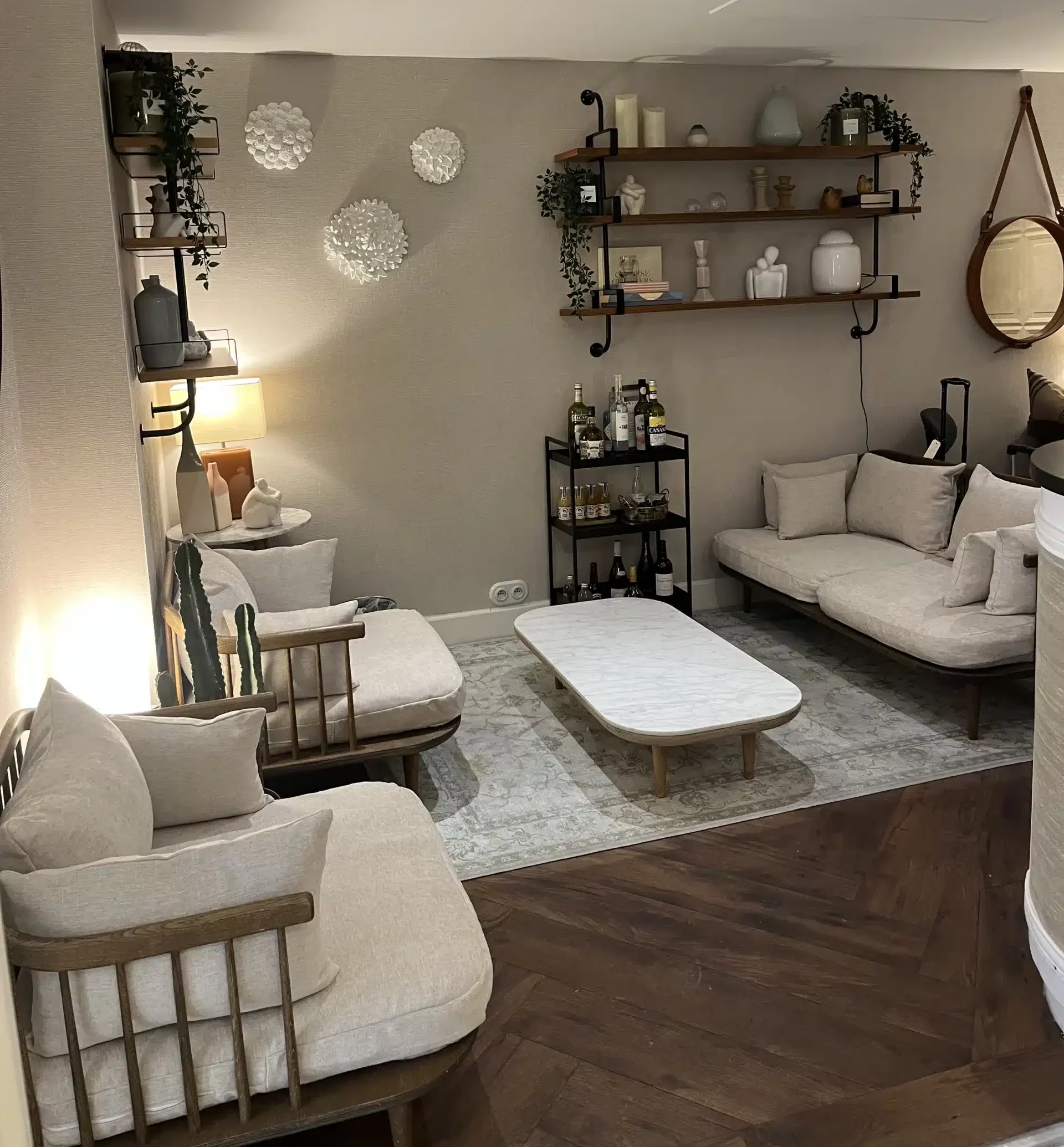 Salon de l'Hôtel Madeleine Haussmann aménagé avec des coussins décoratifs sur mesure confectionnés par Norlinge pour les espaces communs.