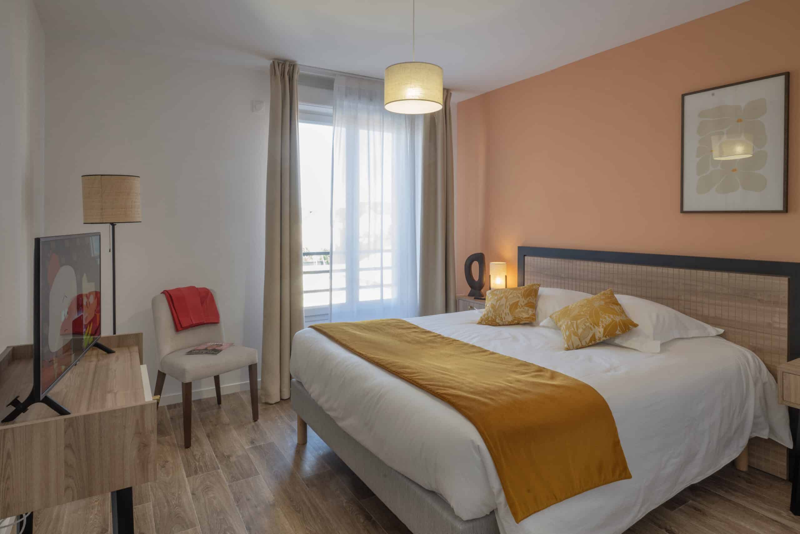 Chemin de lit sur mesure doré dans une chambre de résidence senior à Châtellerault